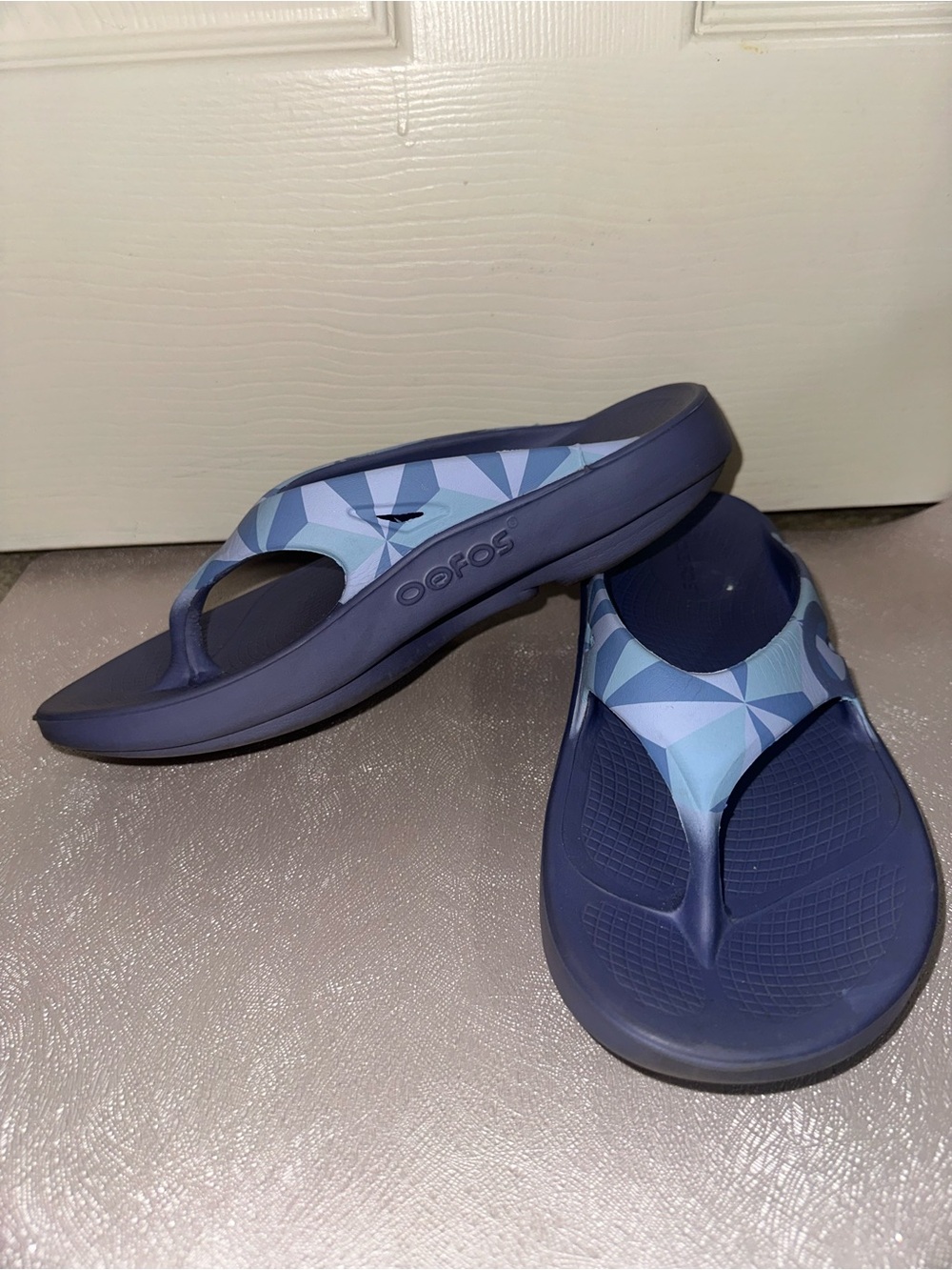 OOFOS Navy Blue Flip Flops with Light Blue Geometric Strap M7 W9 summer vacation